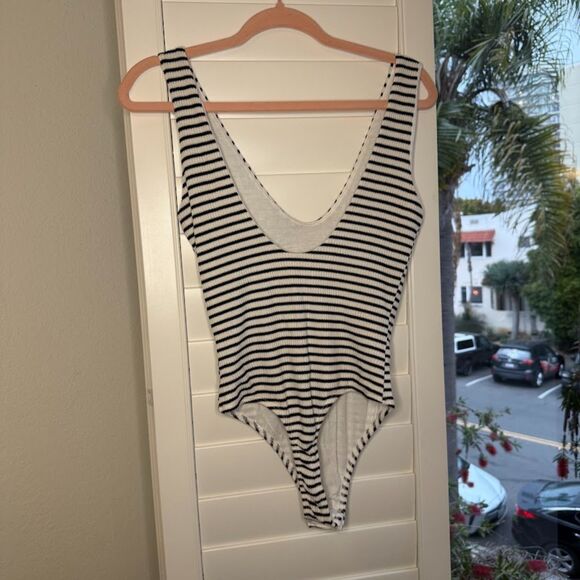 Lulu's Striped Ribbed Scoop Bodysuit in Black & Cream size Small - Picture 7 of 12
